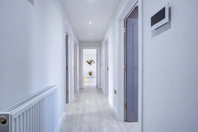Spacious 2Bedroom Duplex Apartment in Uxbridge | Onsite Parking | Pet Friendly | Super Fast WiFi