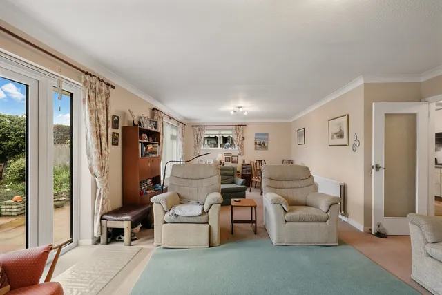 16 Knollcroft, Southend-on-sea SS3 9JY