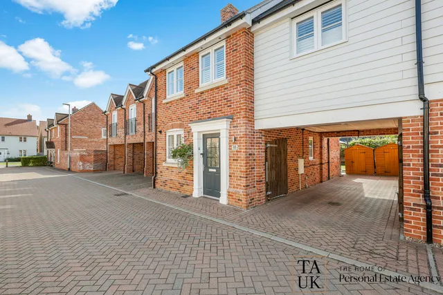 10 Copse Drive, Colchester CO5 7DU