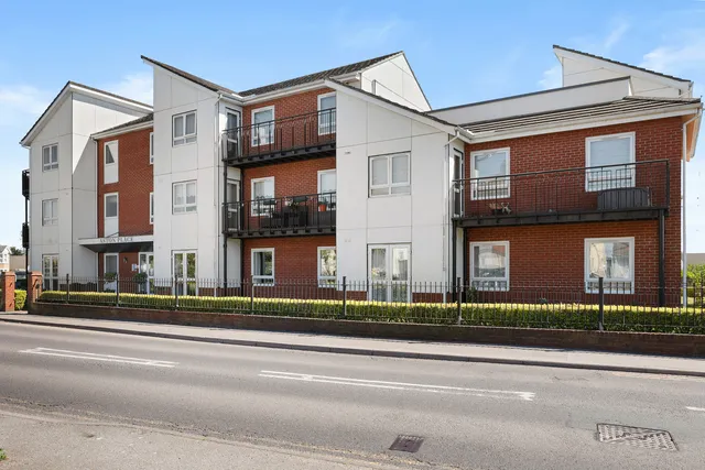 Flat 17, Aston place Hart Road, Essex SS7 3PY