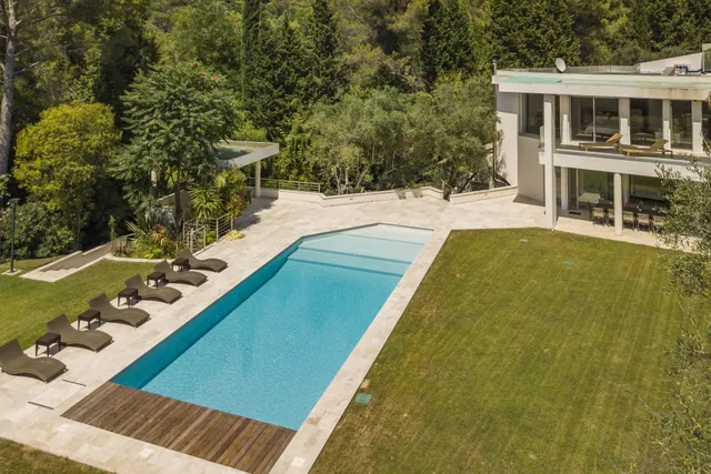 Contemporary villa
