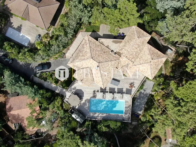 CAP FERRET – EXCEPTIONAL PROPERTY IN A DISCREET SETTING