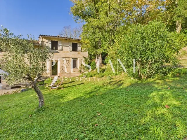 EXCLUSIVE - BOULIAC - HISTORIC 17TH CENTURY OUTBUILDING - 230 M² - LANDSCAPED GARDEN 2100 m² - QUIET PRESTIGE