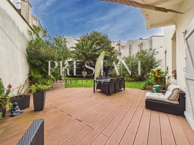 Biarritz city centre — Private garden approx. 250 sqm, townhouse with potential, garage