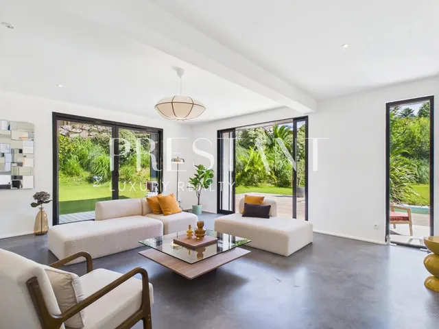 Spacious contemporary 310 m² house with pool, 10 minutes from central Biarritz