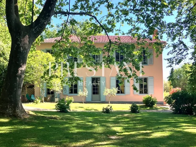 OLD FRENCH PROPERTY WITH SWIMMING POOL CLOSE TO THE CITY CENTER