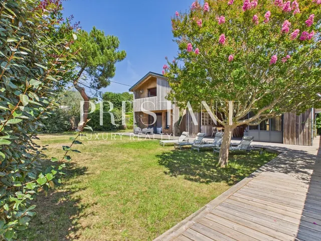 CAP FERRET – A stone's throw from the Bélisaire jetty: The ultimate walk-everywhere lifestyle in a highly sought-after neighborhood