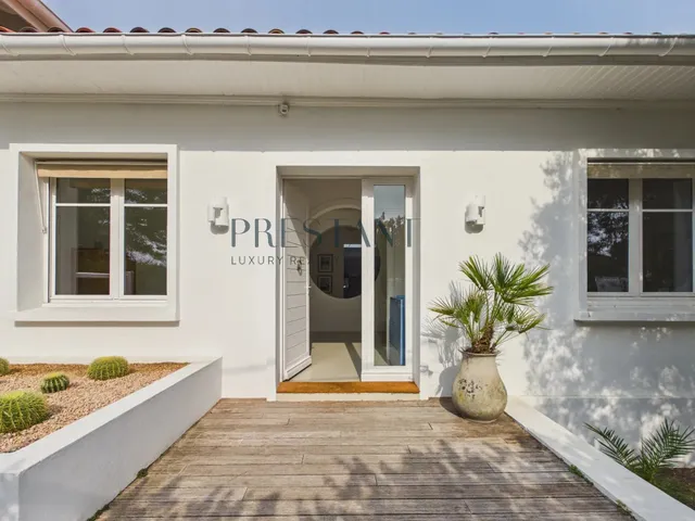 House at the Golf du Phare — a gentle renovation