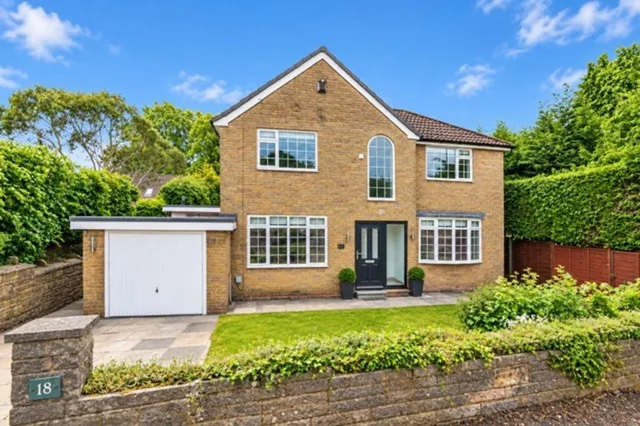 18a Woodhall Park Grove, Pudsey LS28 7HB