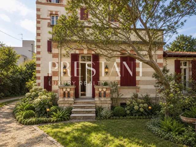 Character home to renovate — Heart of Biarritz, 3,054 m² plot