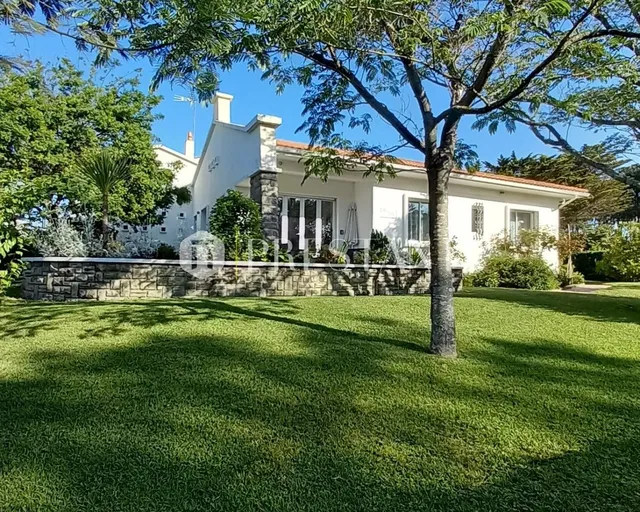 Prime location, rare large plot