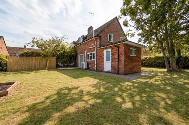 16 Elmsmead, Iden TN31 7PU