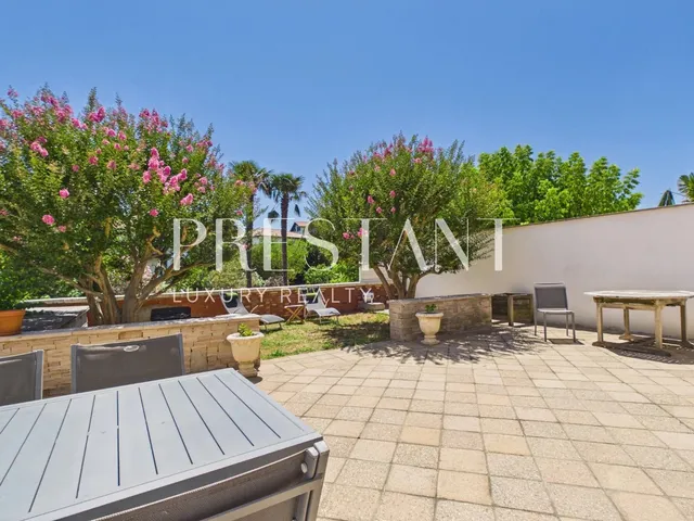 Townhouse with a garden and terrace