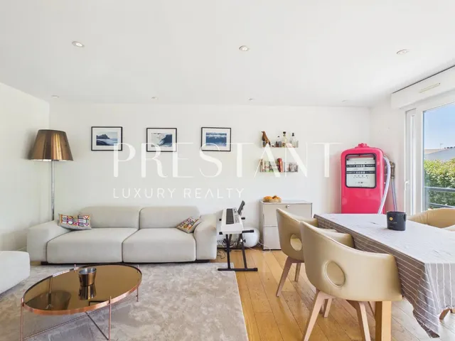 Charming duplex just steps from the beaches, with garage and private garden.