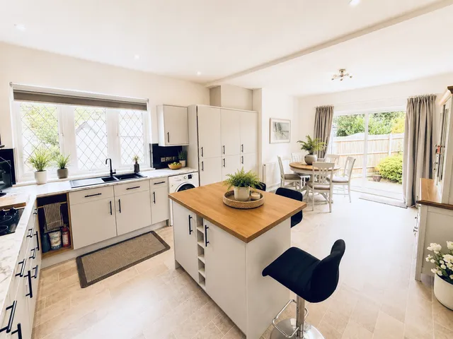 15 Lodge Crescent, Orpington BR6 0QE
