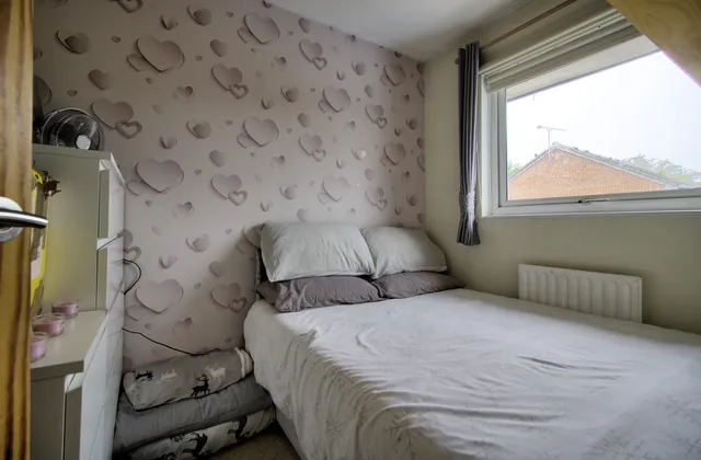 6 The Garrones, Crawley RH10 7YT