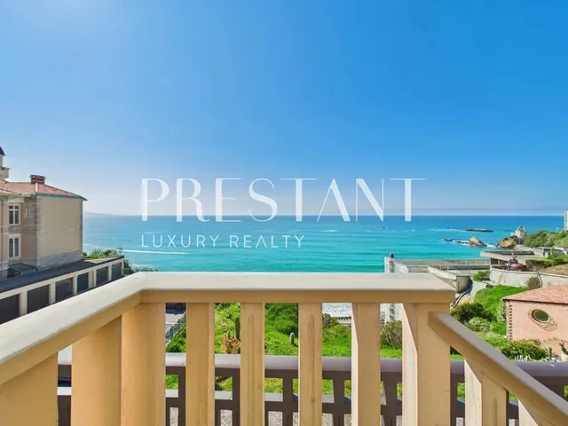Very well located, rare apartment with large terrace and breathtaking ocean view