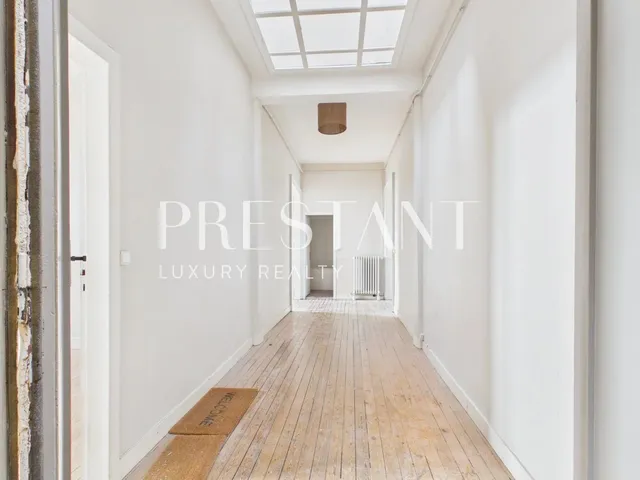 Bordeaux Chartrons – Top-Floor Character Apartment to Reinvent on the Riverfront
