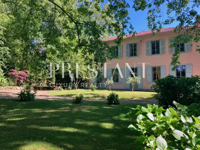 OLD FRENCH PROPERTY WITH SWIMMING POOL CLOSE TO THE CITY CENTER