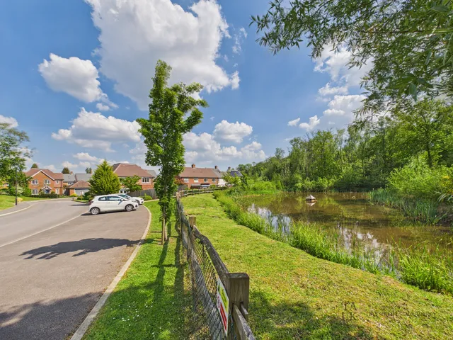 2 Deerleap Lane, Rowland's Castle PO9 6FD