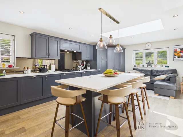 2 Deerleap Lane, Rowland's Castle PO9 6FD