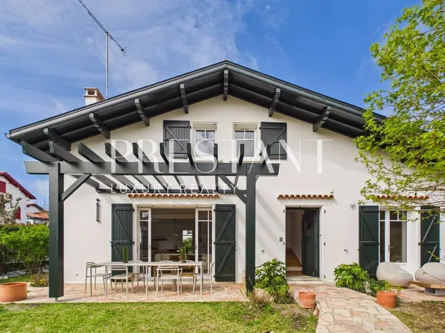 Rare in the heart of Guéthary, renovated home with garden