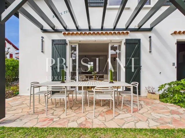 Rare in the heart of Guéthary, renovated home with garden