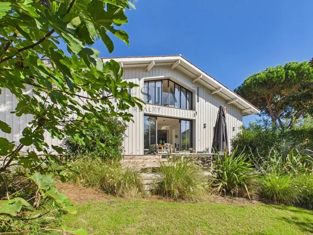 Exceptional Property with a Large Swimming Pool in the Heart of Cap Ferret