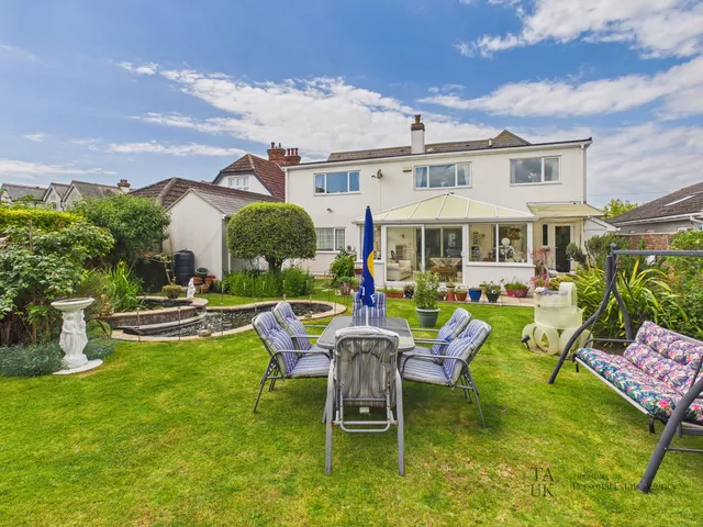 Waratah Lodge, 116 Havant Road, Hayling Island PO11 0LJ