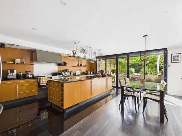 RARE Primrose district 272m2 stone house