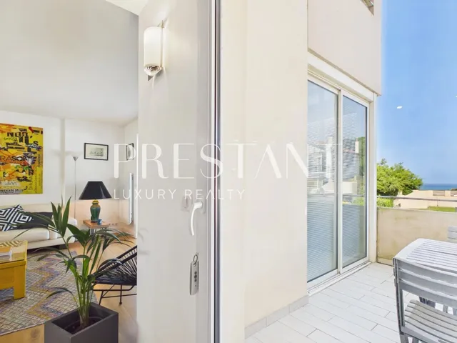 Sea view apartment — Terrace — Lift and Parking space.