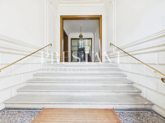 Facing the Jardin Public, in one of the most prestigious addresses in Bordeaux.