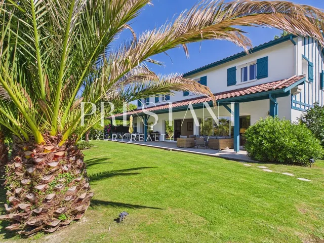 Arcangues. 275 m² family home with landscaped garden and heated pool