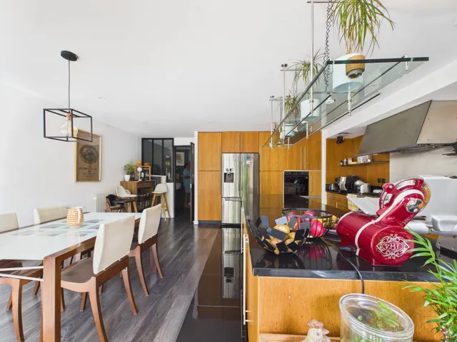 RARE Primrose district 272m2 stone house