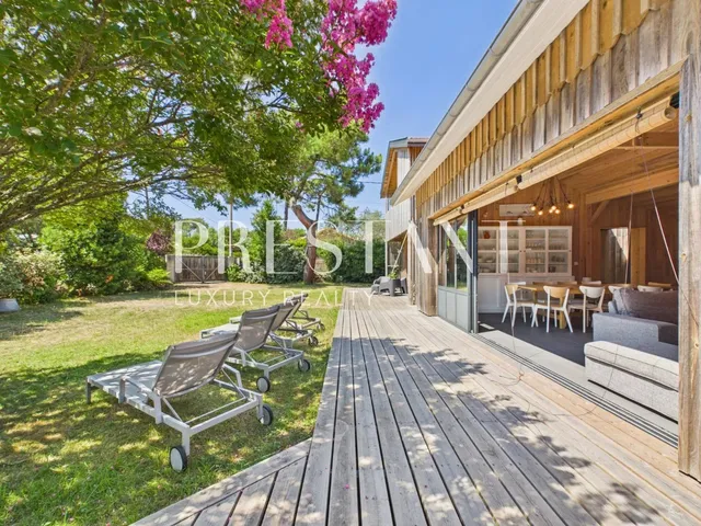 CAP FERRET – A stone's throw from the Bélisaire jetty: The ultimate walk-everywhere lifestyle in a highly sought-after neighborhood