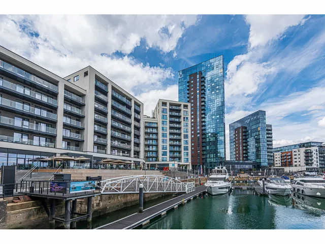 Flat 406, 1 Maritime Walk, Southampton SO14 3QR