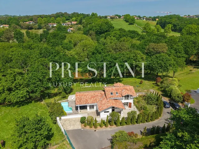ARCANGUES – Contemporary house – Wooded park – Pond view – Heated pool