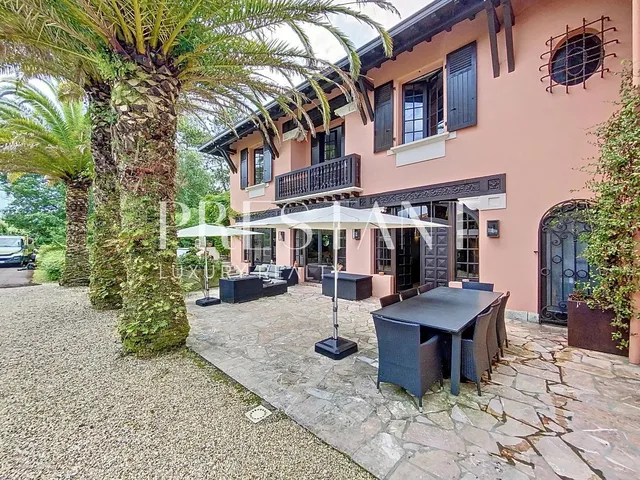Anglet Chiberta, Maison de 370 m², parc de 4 200 m², piscine, jacuzzi, 7 chambres, à quelques pas des plages et du golf de Chiberta. Charme ancien et confort moderne.