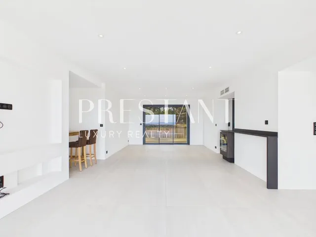 Exceptional Contemporary Villa Between Golf Course and Panoramic Views
