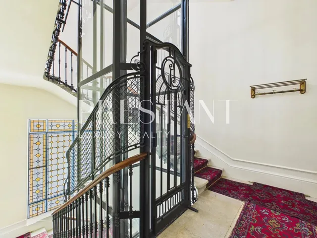 Facing the Jardin Public, in one of the most prestigious addresses in Bordeaux.