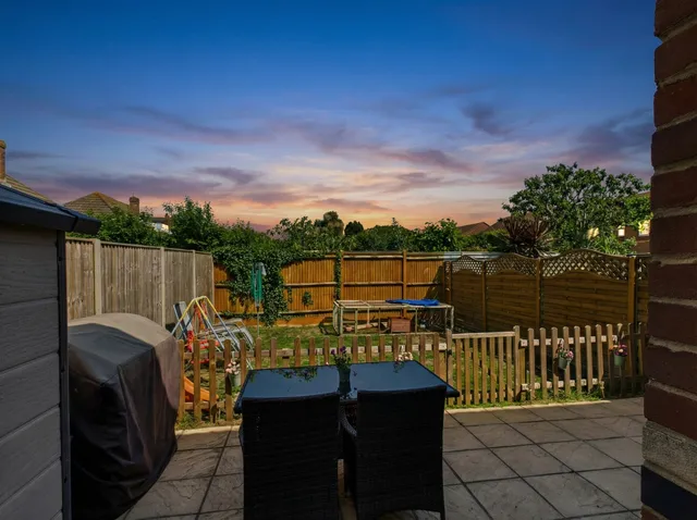 12 Pebble Close, Hayling Island PO11 9TG