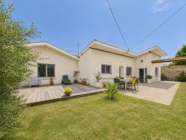 PESSAC LADONNE- Rare real estate complex with 2 houses on 1110m2 .