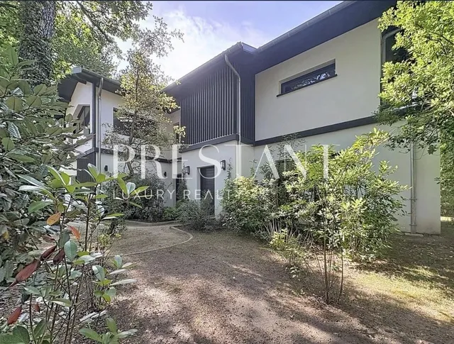 Hossegor, near the town centre and golf course, 250m2 villa with a 20m2 bicycle garage