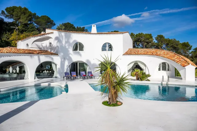 Mougins — An Architectural Villa in the Spirit of Jacques Couëlle, Set in Le Parc de Mougins, Fully Renovated in 2025