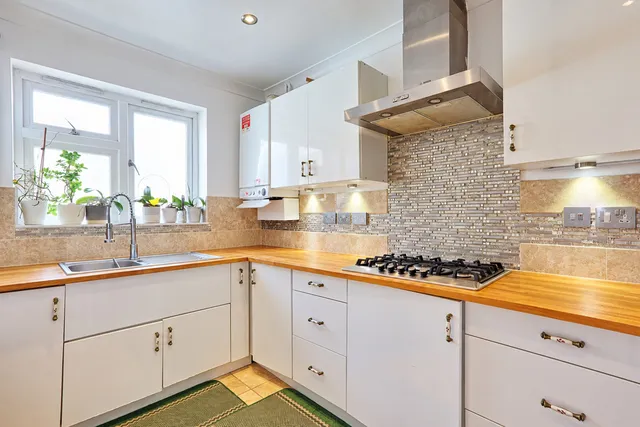 172 Snakes Lane East, Woodford Green IG8 7JD