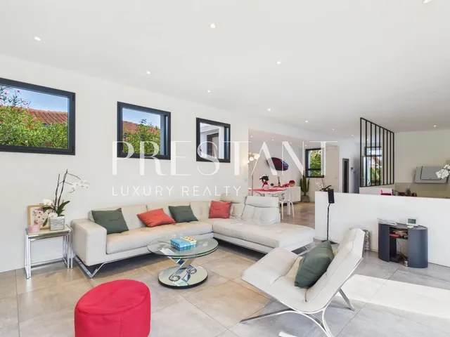 Family Home with Recent Extension and Pool