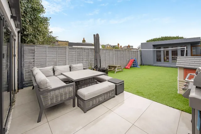 10 Elmgrove Road, Weybridge KT13 8NZ