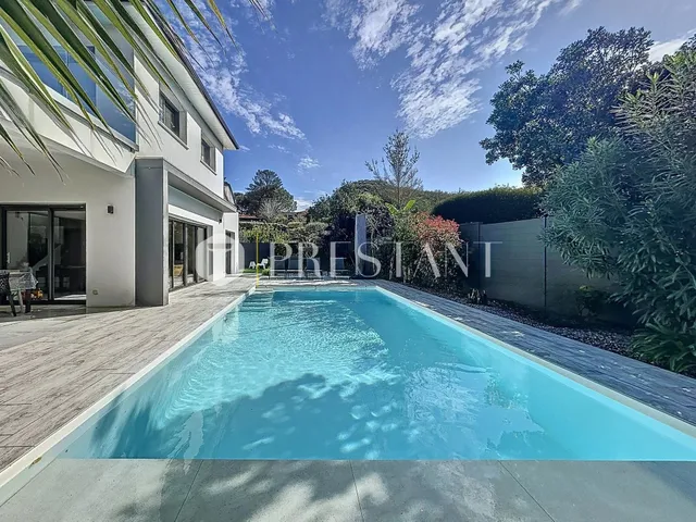 Anglet Chiberta - Ensemble immobilier pour une surface totale de 220 m2 habitables, édifié sur un terrain arboré et paysagé de presque 1 000 m2 avec piscines