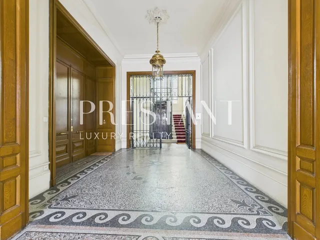 Facing the Jardin Public, in one of the most prestigious addresses in Bordeaux.