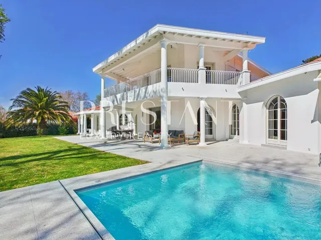 In Biarritz - Character property on a beautiful plot of 1,900 m2 in a residential and preserved area.